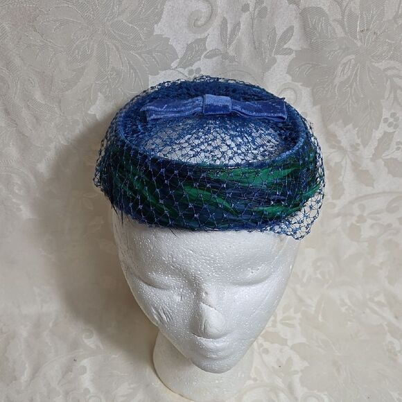 None Accessories - Vintage Blue and Green Feathered Netted Women's Hat with Bow